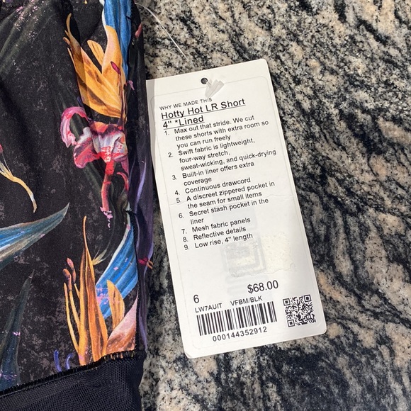 Lululemon 🎊NWT 🎊 Hottie Hot LR Short 4”*Lined - Picture 2 of 9